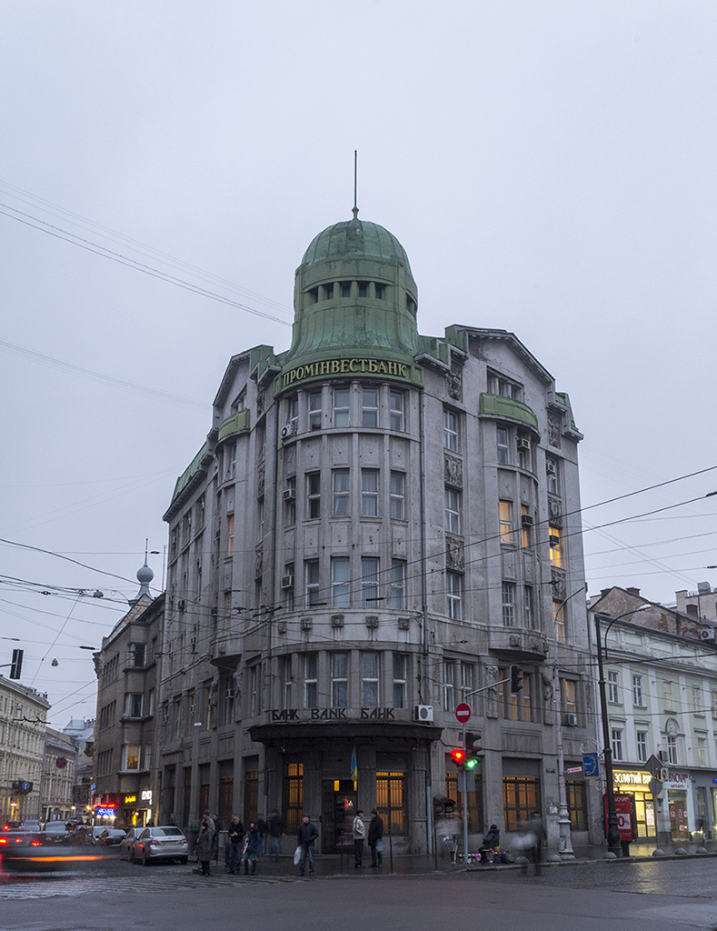 Львов, Проспект Свободы, 17 / Улица Владимира Гнатюка, 2