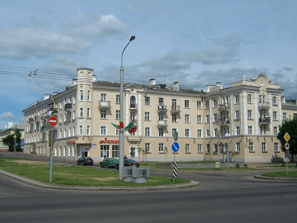 Минск, Партизанский проспект, 109 / Центральная улица, 10 / Улица Челюскинцев, 11