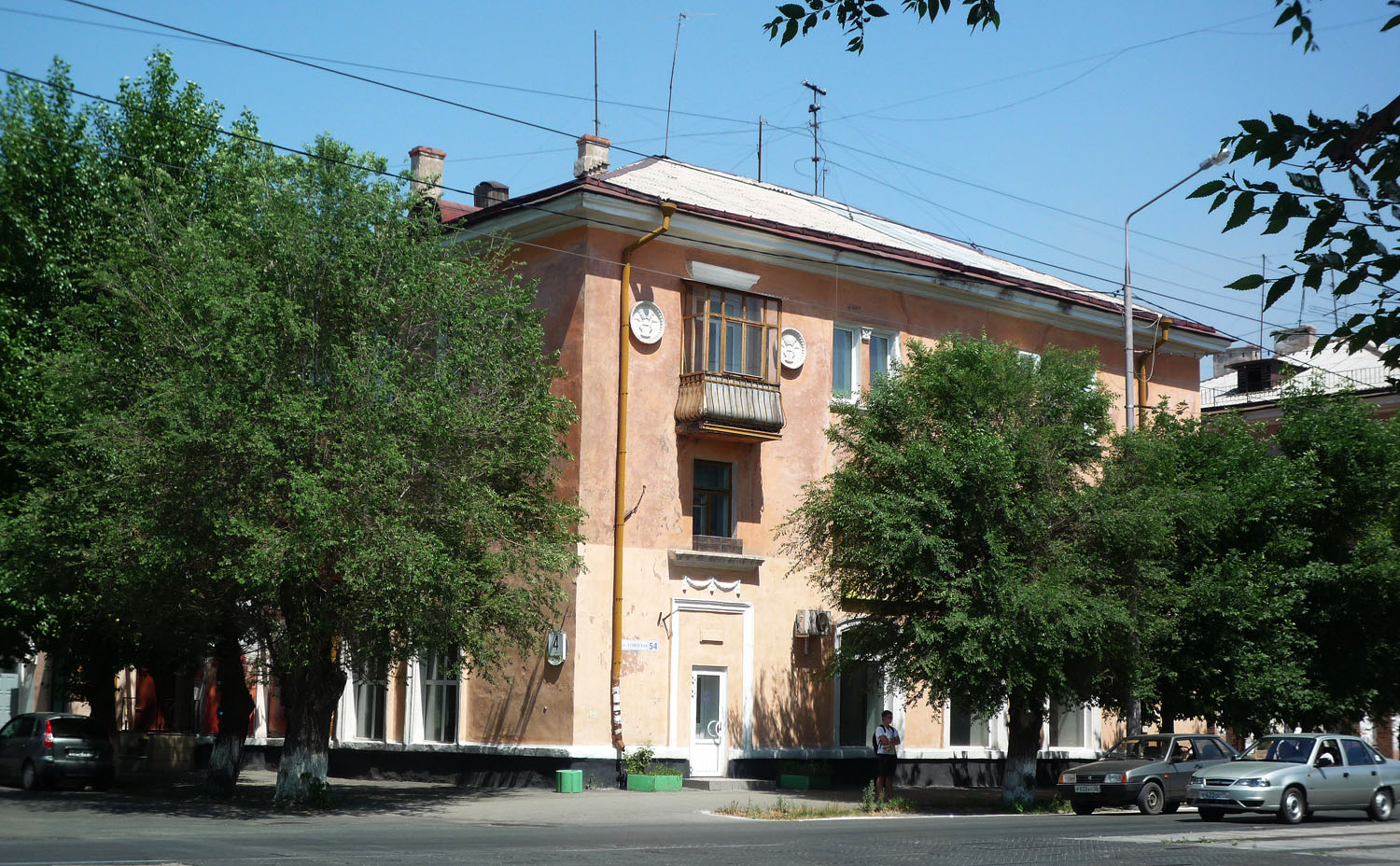 Новотроицк, Советская улица, 54 / Улица Толстого, 4
