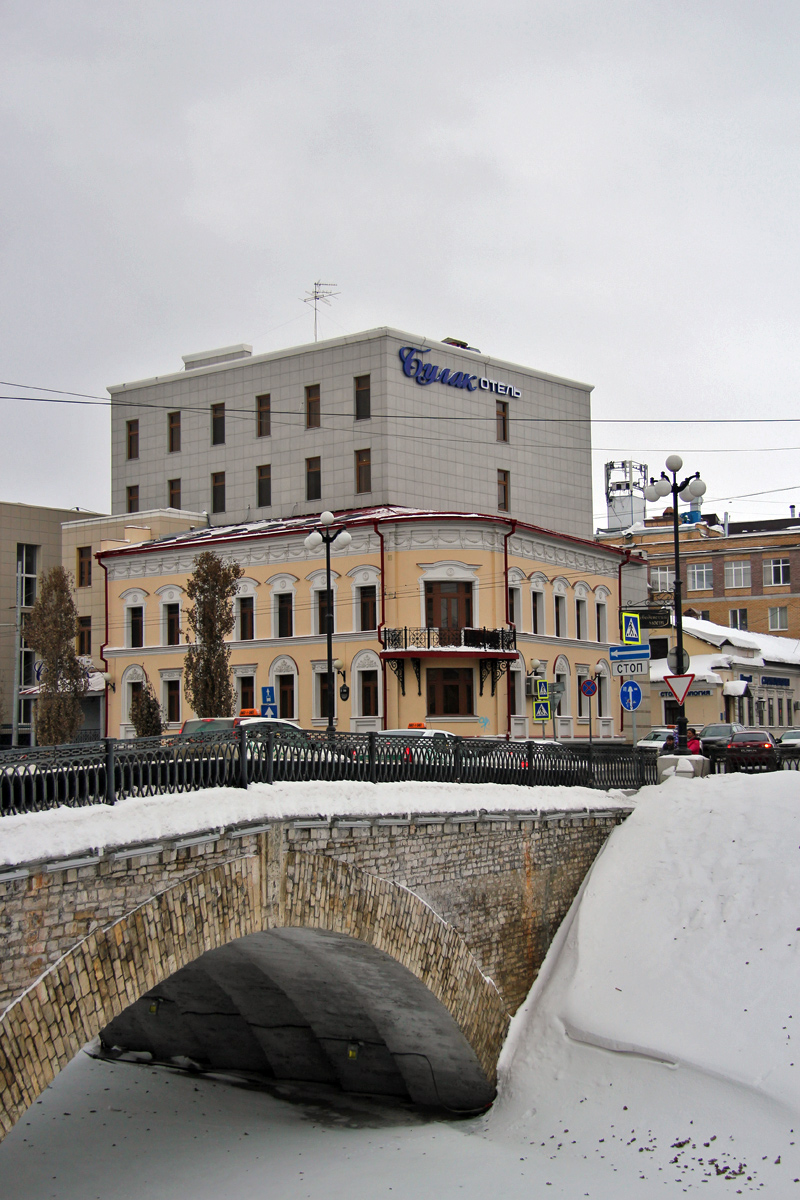 Kasan, Лево-Булачная улица, 36 / Улица Тази Гиззата, 1; Право-Булачная улица, Лебедевский мост