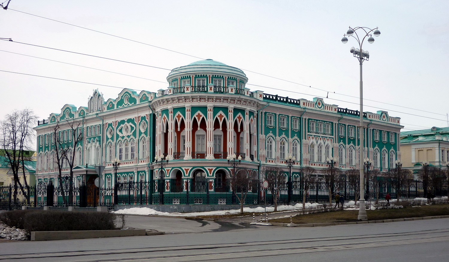 Екатеринбург, Проспект Ленина, 35 / Улица Горького, 23 / Екатерининская Широкая улица