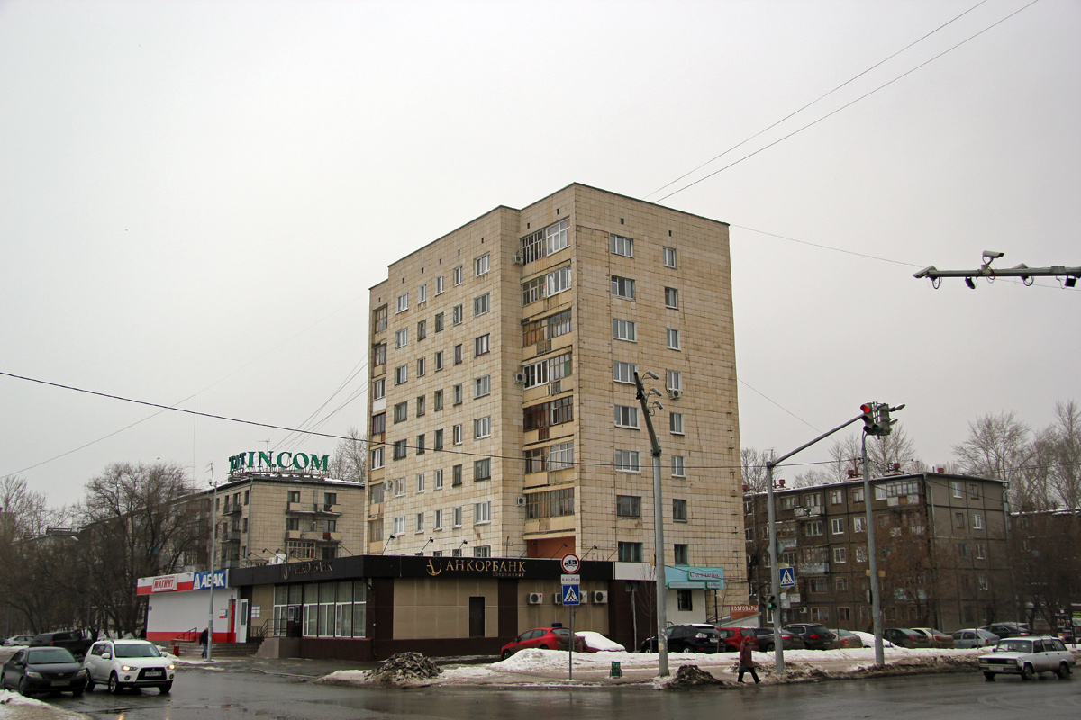 Казань, Улица Хади Такташа, 105 / Улица Эсперанто, 80