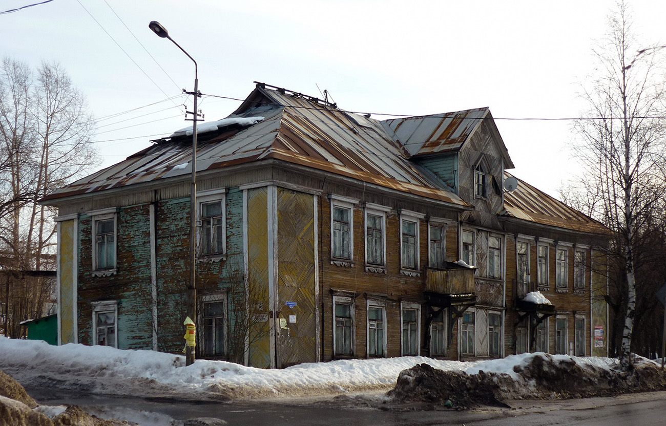 Архангельск, Улица Красных Маршалов, 15 / Партизанская улица, 32