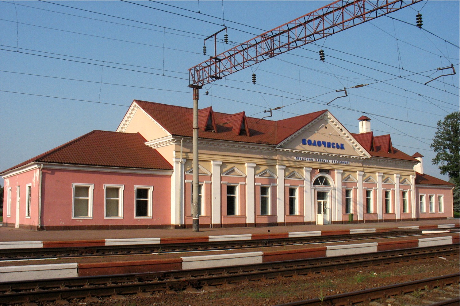 Волочиск, Привокзальная площадь, 1