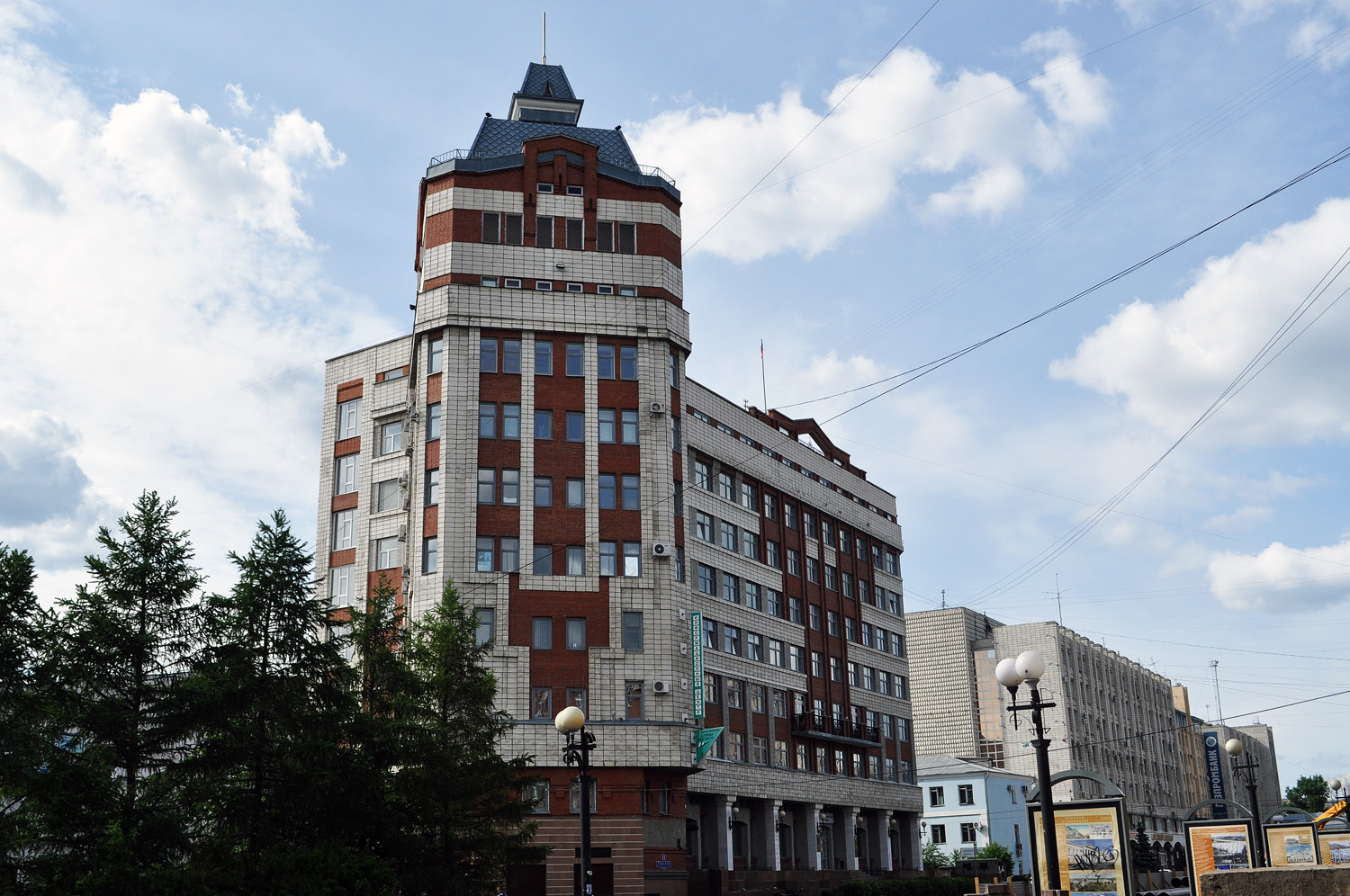 Омск, Тарская улица, 11 / Красногвардейская улица, 44