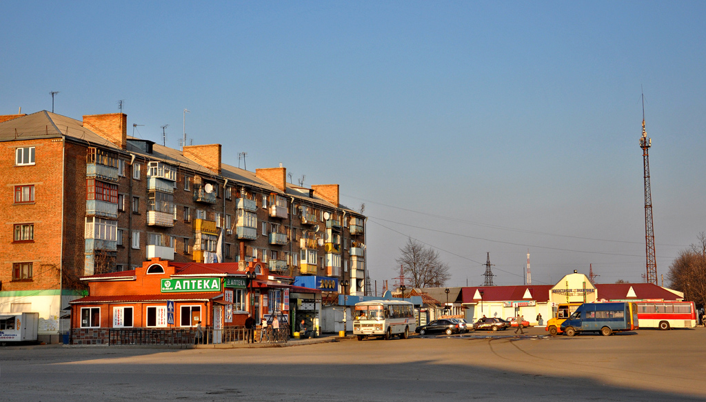 Знаменка, Привокзальная улица, 2; Привокзальная площадь, 2