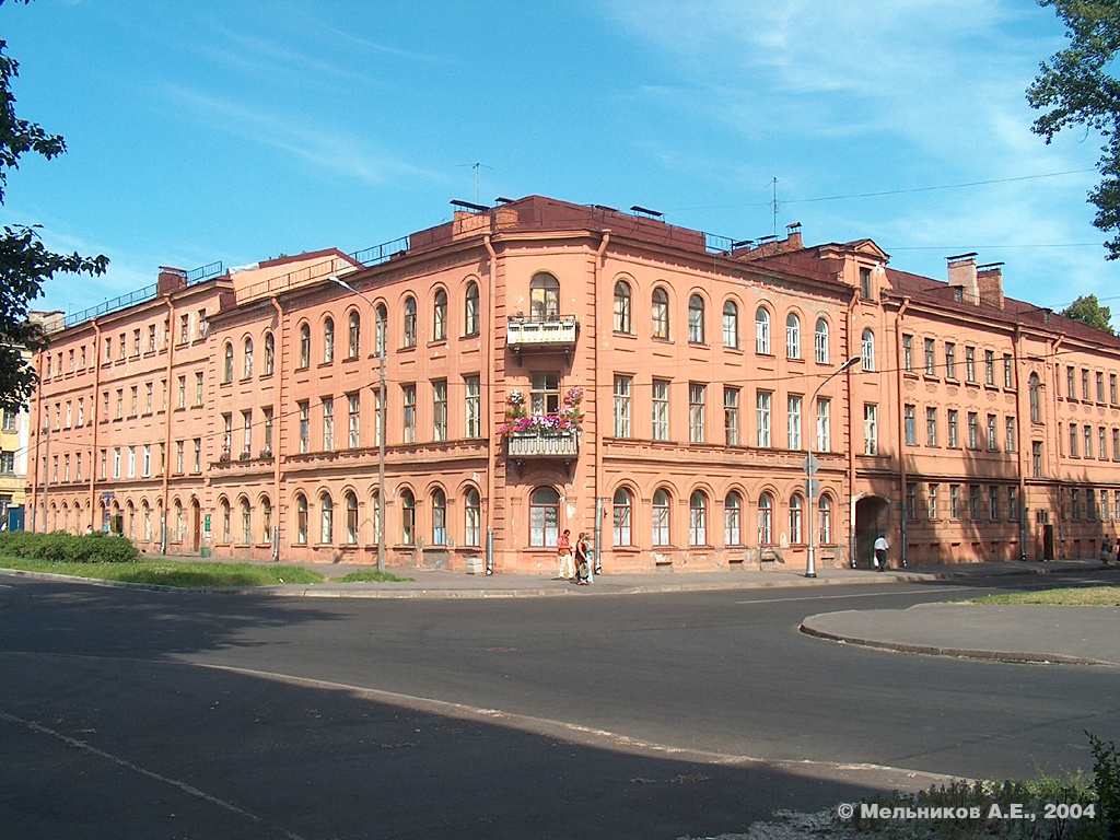 Кронштадт, Петровская улица, 13 / Красная улица, 6