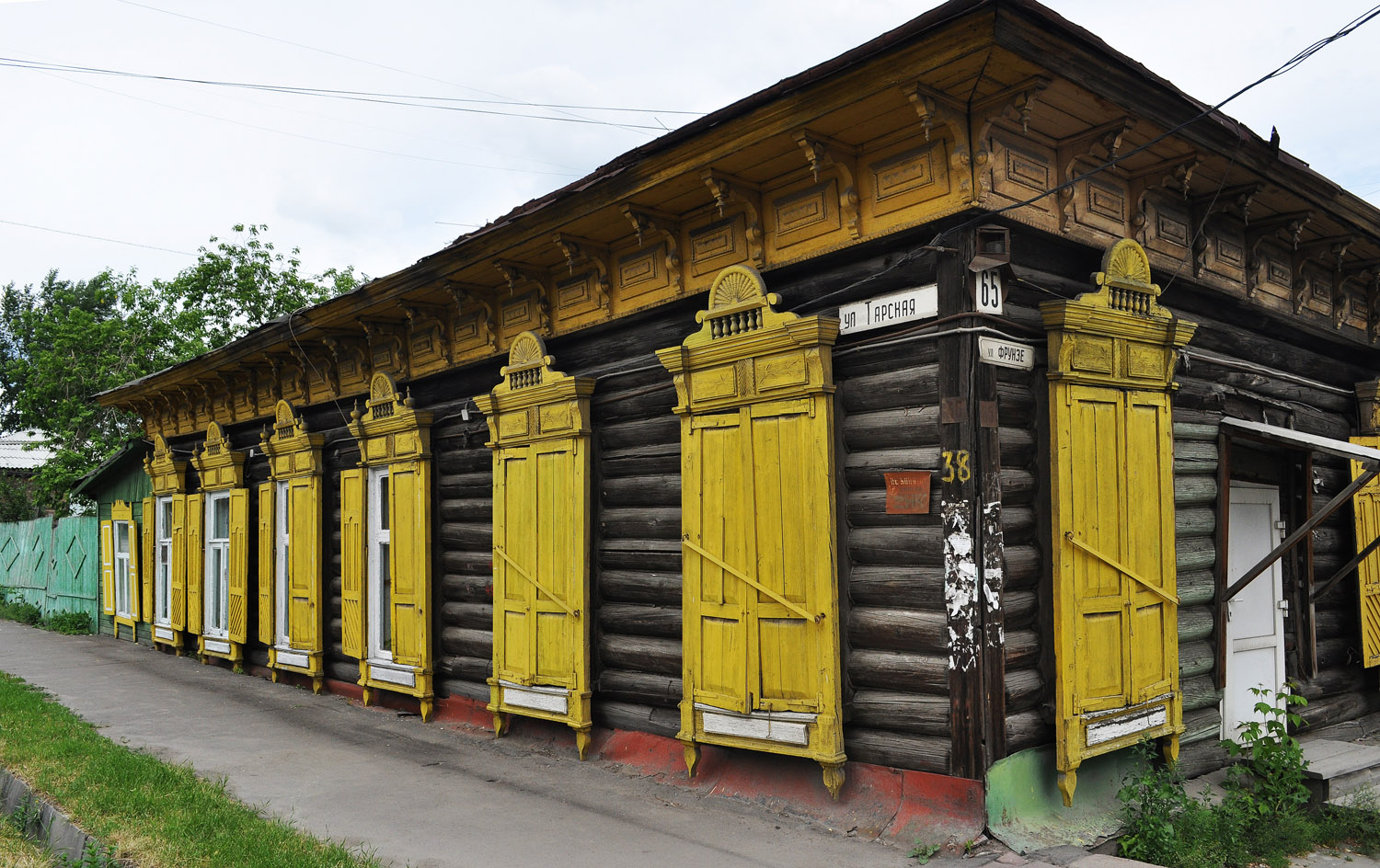 Омск, Тарская улица, 38 / Улица Фрунзе, 65. Резные орнаменты (кроме наличников)