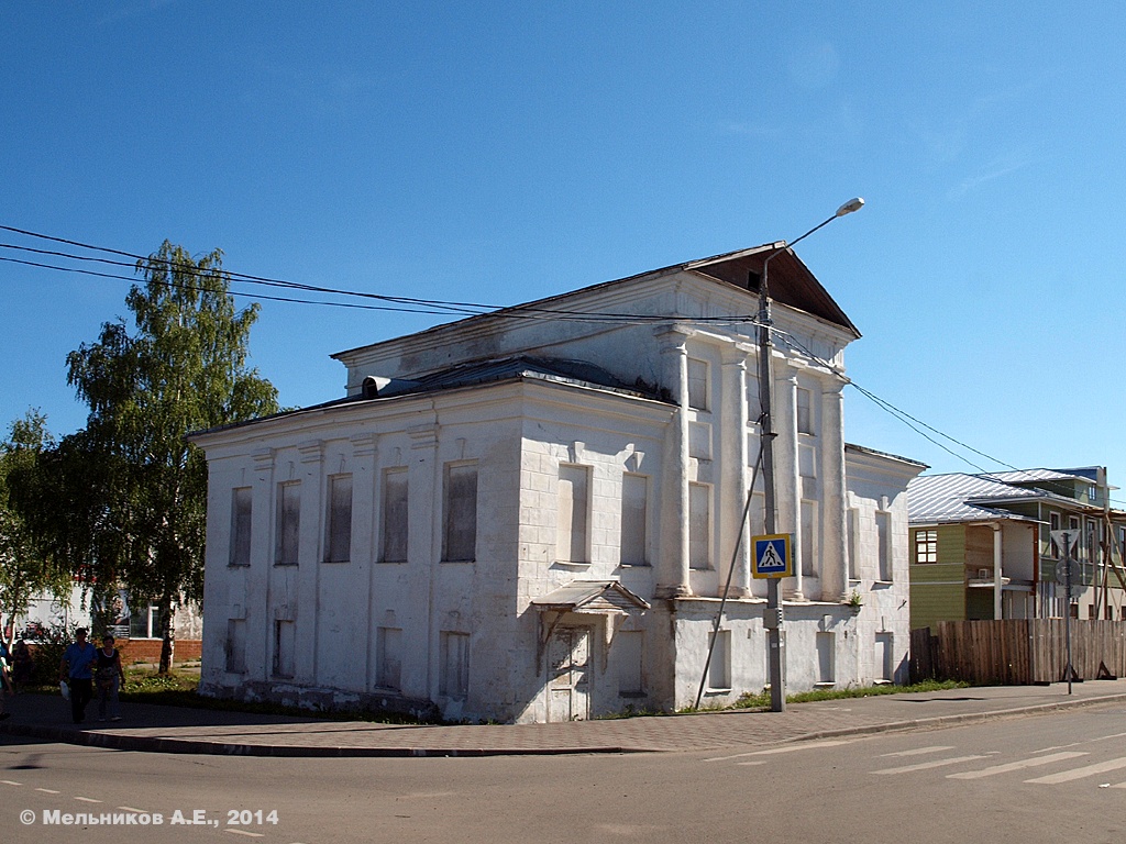 Белозерск, Улица Сергея Орлова, 14 / Улица Дзержинского, 15