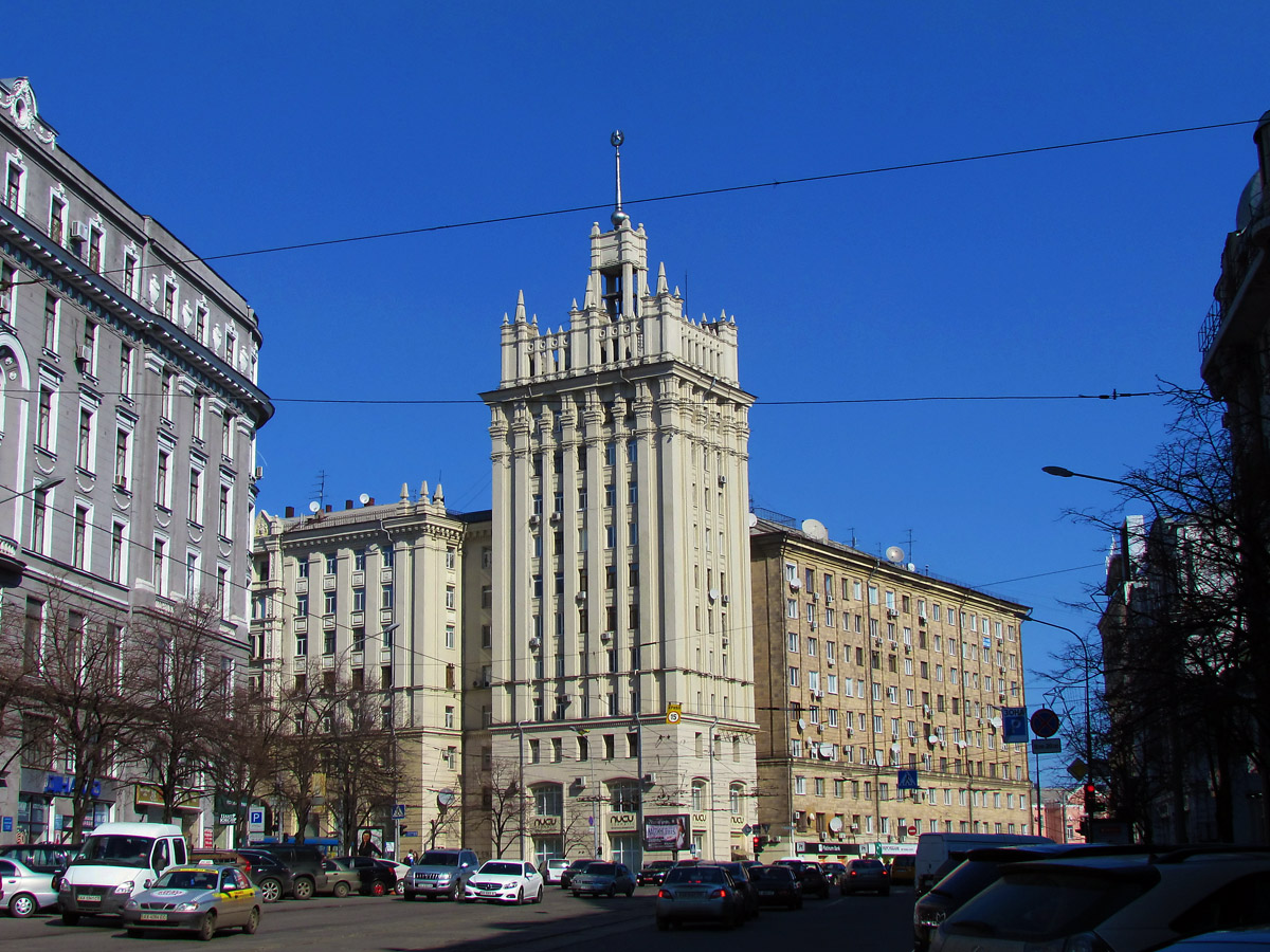 Харьков, Площадь Конституции, 2 / Проспект Героев Харькова, 2; Армянский переулок, 1-3