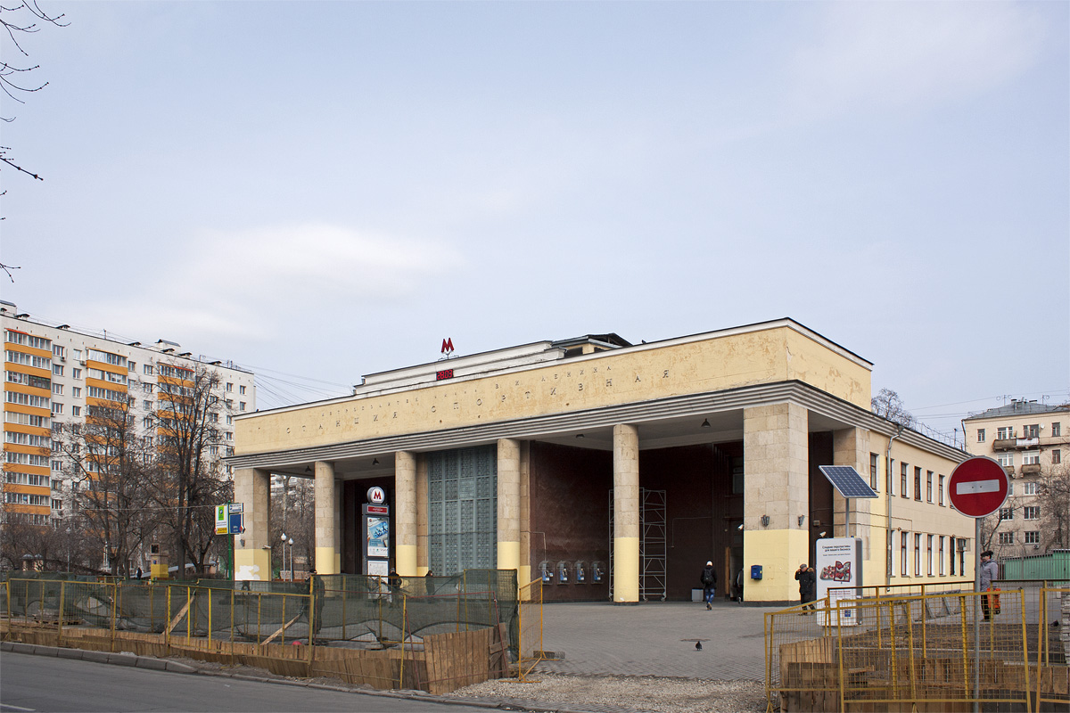 Москва, Сокольническая линия Московского метрополитена, станция метро «Спортивная»