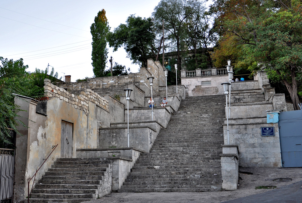 Керчь, Улица Володи Дубинина, Малая Митридатская лестница