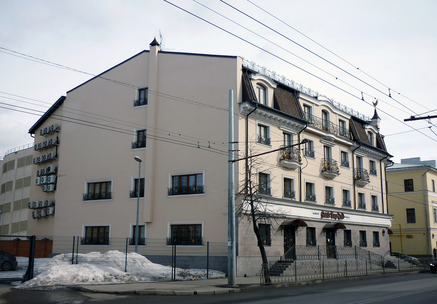 Казань, Московская улица, 53 / Улица Галиаскара Камала, 6