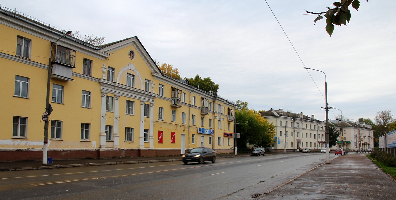 Глазов, Улица Кирова, 31 / Спортивная улица, 2; Улица Кирова, 33 / Улица Наговицына, 9; Улица Кирова, 35 / Улица Наговицына, 12