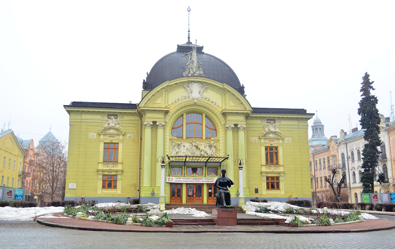 Chernivtsi, Театральная площадь, 1