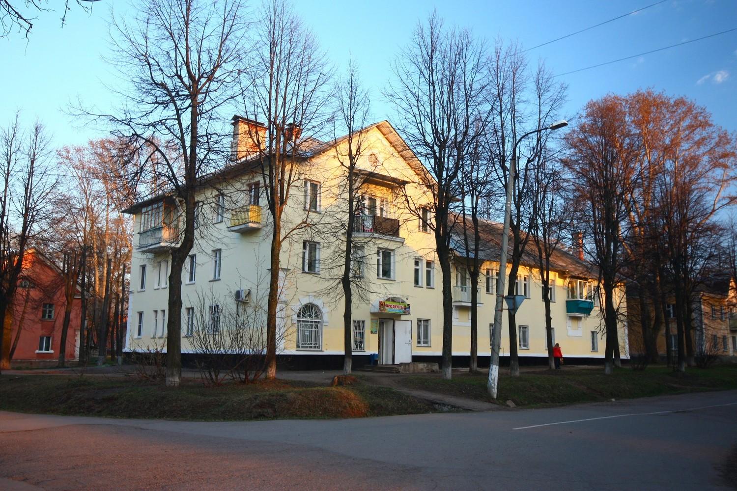 Глазов, Школьная улица, 1 / Улица Белинского, 10