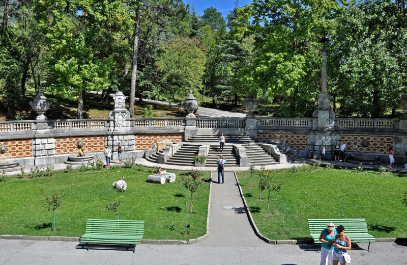 Ялта, пгт Массандра, Набережная улица, 2