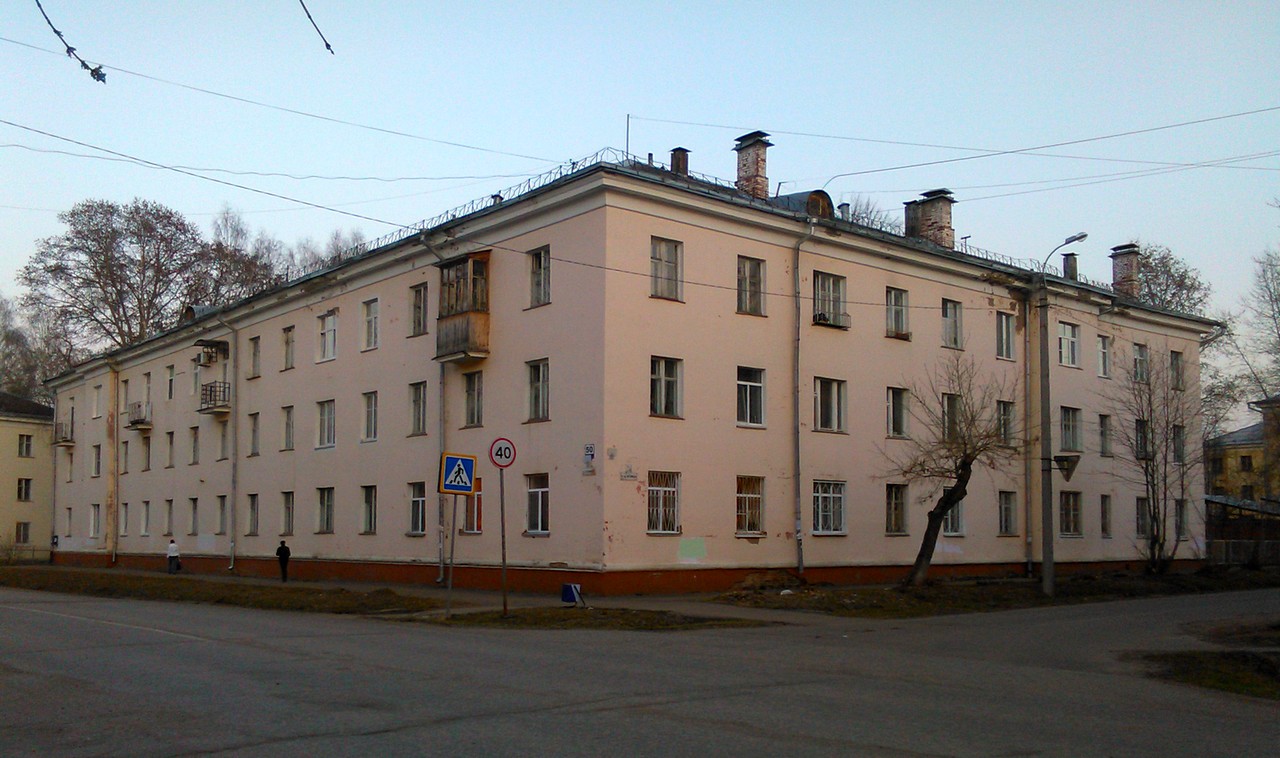 Глазов, Республиканская улица, 50 / Улица Наговицына, 15
