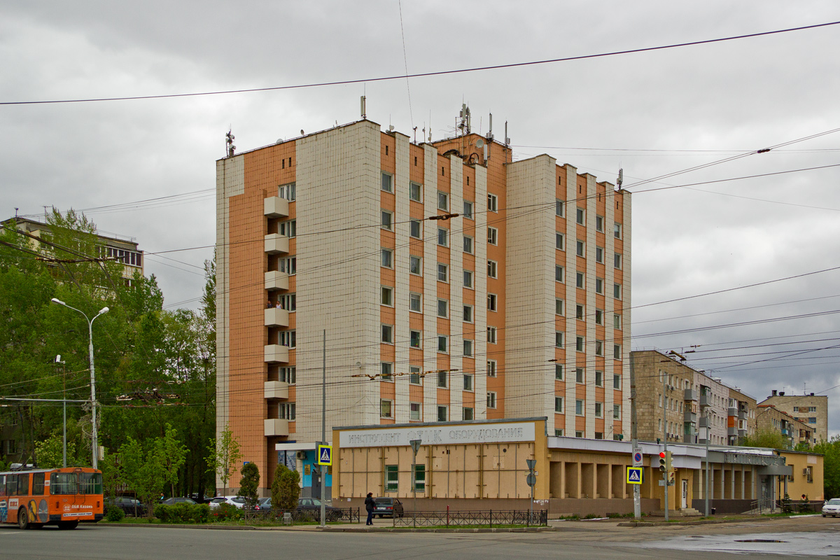 Kazań, Улица Марселя Салимжанова, 10 / Улица Хади Такташа, 73