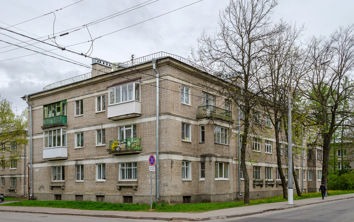 Павловск, Лебединая улица, 12 / Медвежий переулок, 4