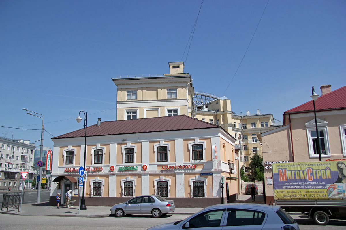 Казань, Улица Каюма Насыри, 1 / Улица Татарстан, 5
