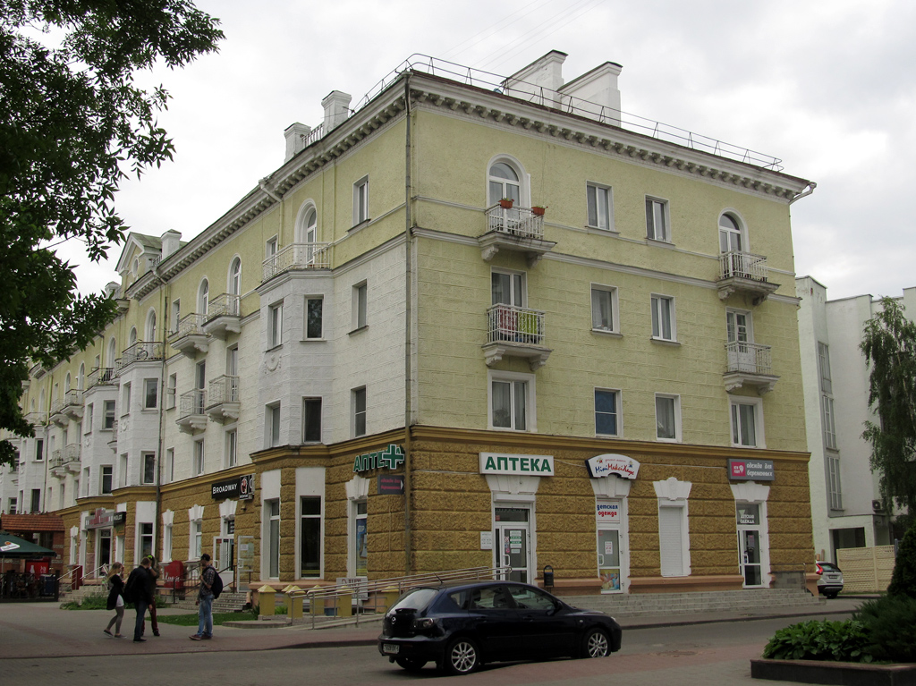 Могилёв, Ленинская улица, 44 / Улица Будённого, 13