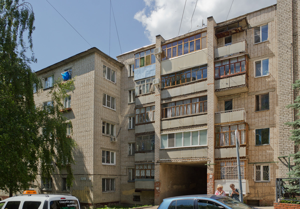 Казань, Улица Аделя Кутуя, 50 / Улица Седова, 9