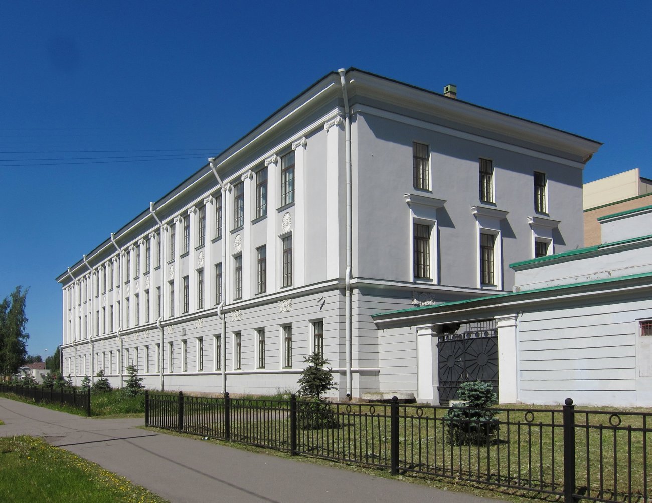 Санкт-Петербург, Средний проспект В. О., 82 / 23-я линия В. О., 30 / 24-я линия В. О., 21