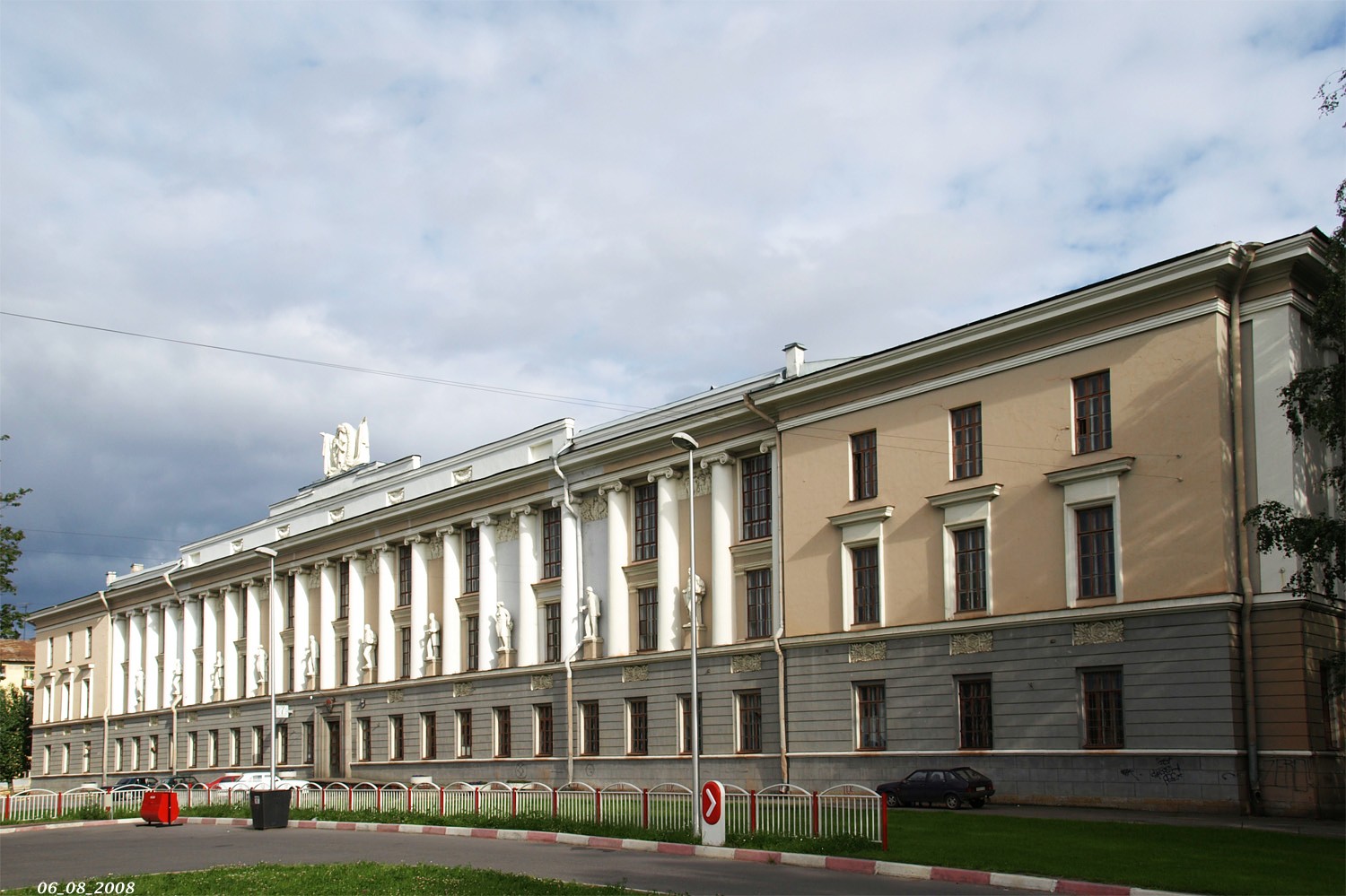 Санкт-Петербург, Средний проспект В. О., 82 / 23-я линия В. О., 30 / 24-я линия В. О., 21