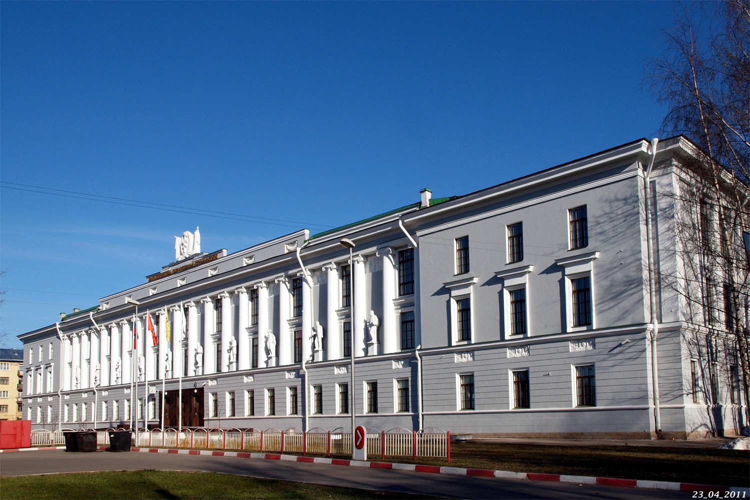 Санкт-Петербург, Средний проспект В. О., 82 / 23-я линия В. О., 30 / 24-я линия В. О., 21