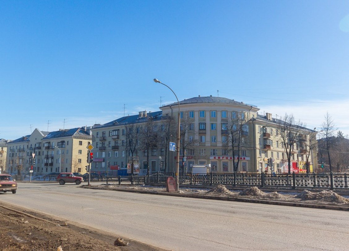Новоуральск, Улица Максима Горького, 2; Улица Гагарина, 1