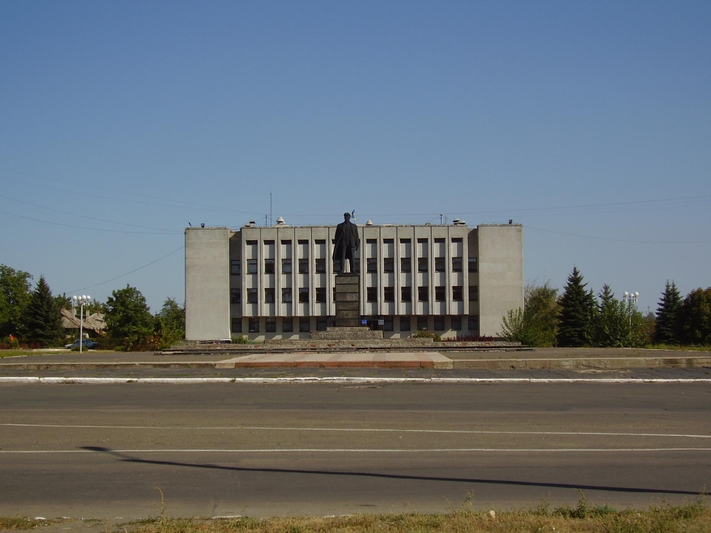 Попасная, Площадь Мира, 3
