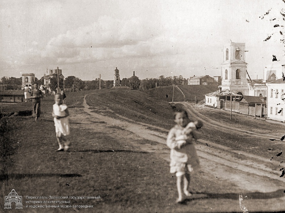 Переславль-Залесский, Проездная улица, 23; Трубежная улица, 7А; Плещеевская улица, ?; Плещеевская улица, 17 (старый корпус 1); Улица Валовое Кольцо, 27
