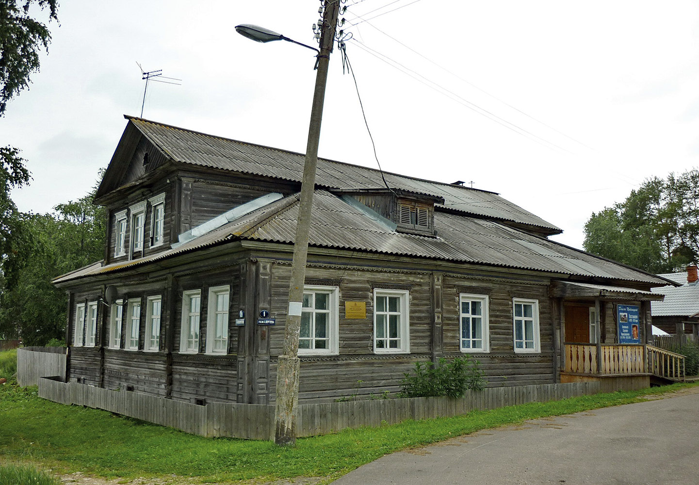 Каргополь, Набережная Баранова, 21 / Улица Сергеева, 1