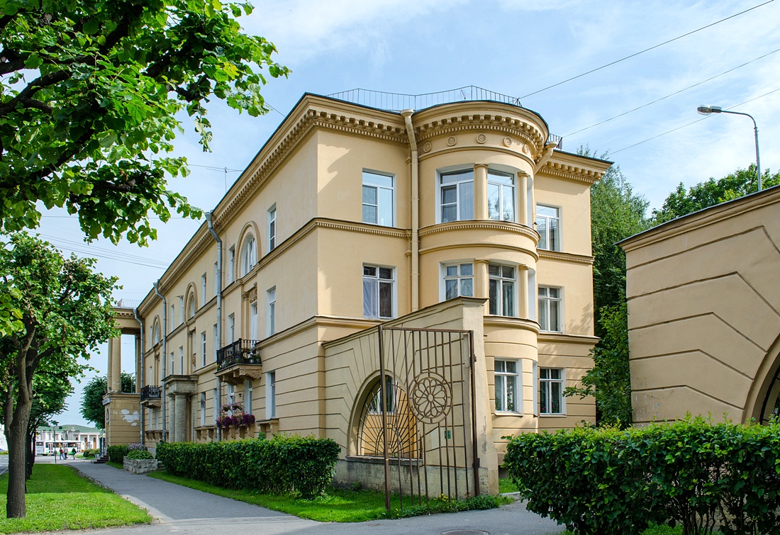 Пушкин, Привокзальная площадь, 6