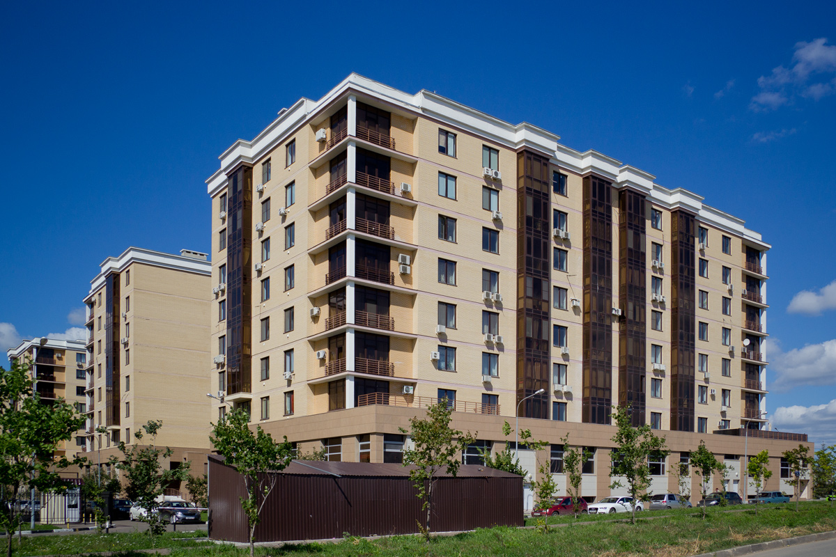 Kazań, Проспект Альберта Камалеева, 28 / Улица Тулпар, 9