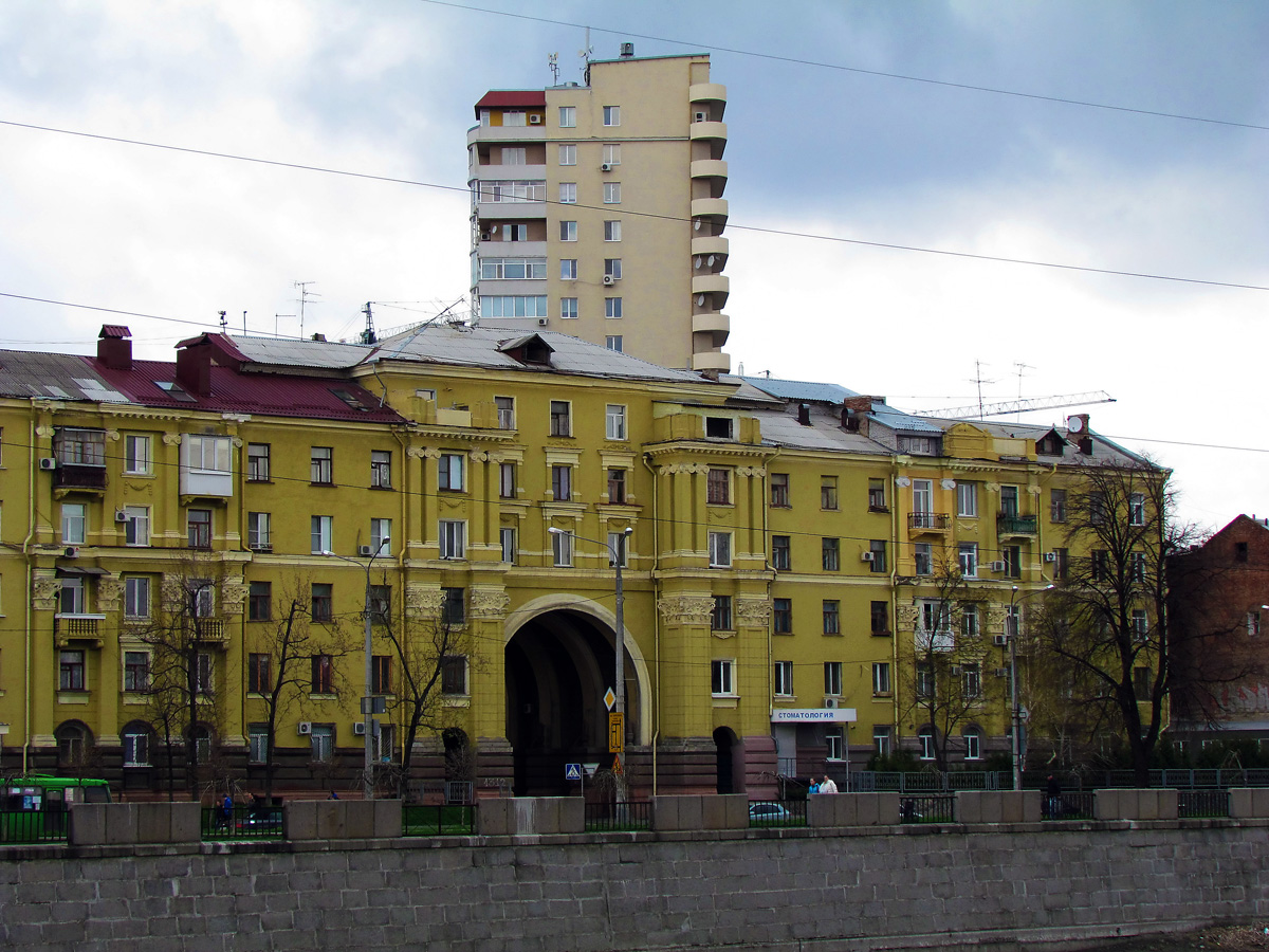 Charkow, Проспект Героев Харькова, 27 / Харьковская набережная, 1