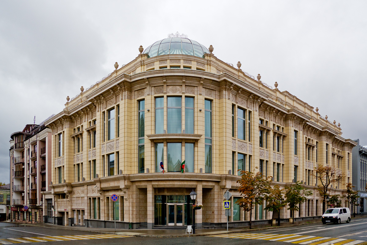 Казань, Кремлёвская улица, 10 / Улица Кави Наджми, 15