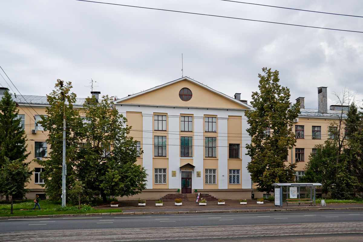 Казань, Улица Николая Ершова, 35А / Улица Искра, 6