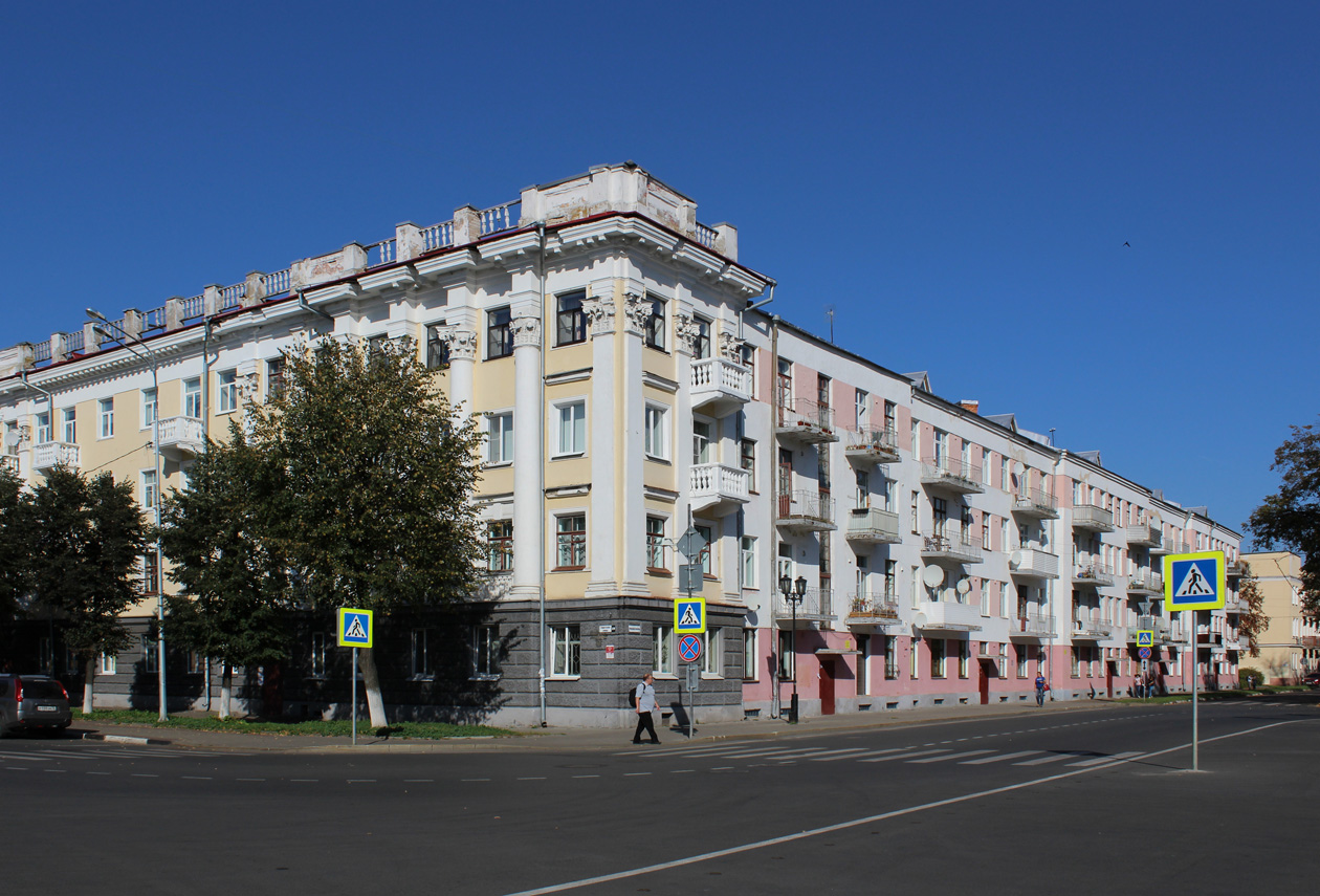 Ярославль, Советская улица, 2 / Советская площадь, 6; Народный переулок, 6 / Улица Волкова, 1