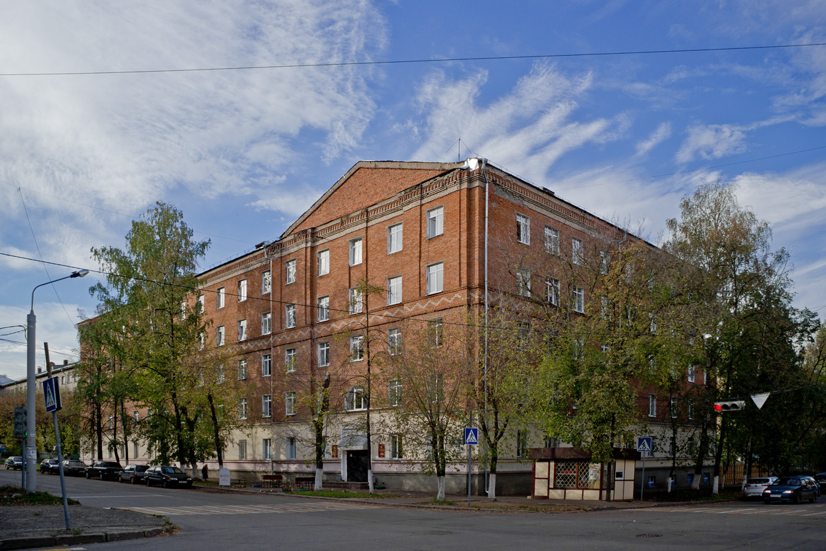 Казань, Улица Академика Кирпичникова, 13 / Улица Александра Попова, 12