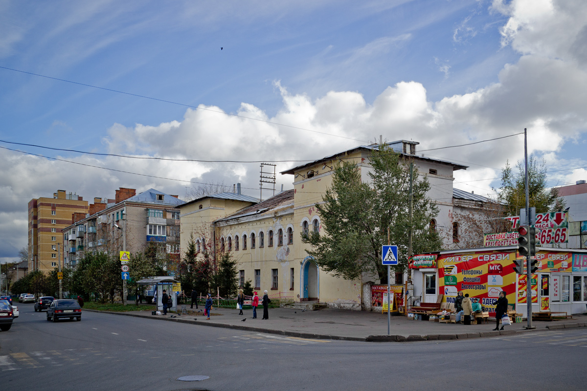 Казань, Улица Максимова, 47 / Улица Челюскина, 34; Улица Максимова, 45А