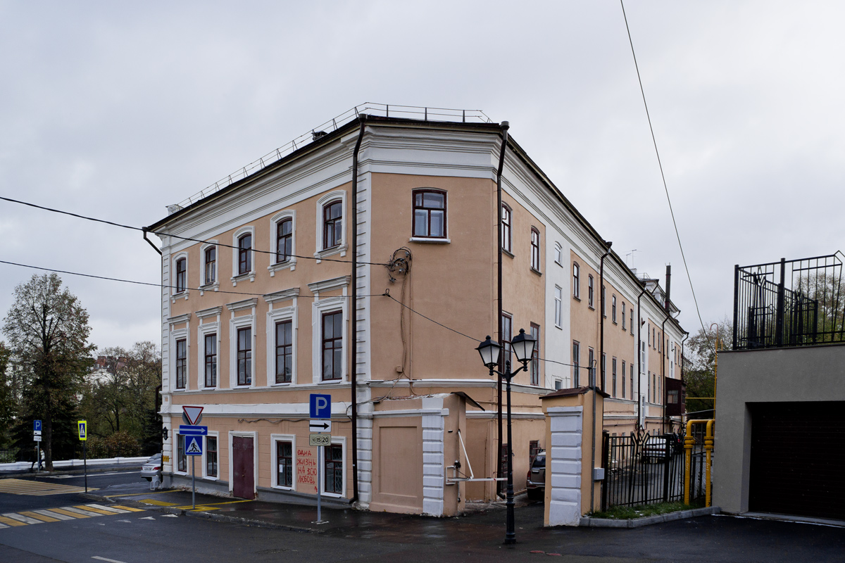 Казань, Улица Кави Наджми, 24 / Улица Дзержинского, 20