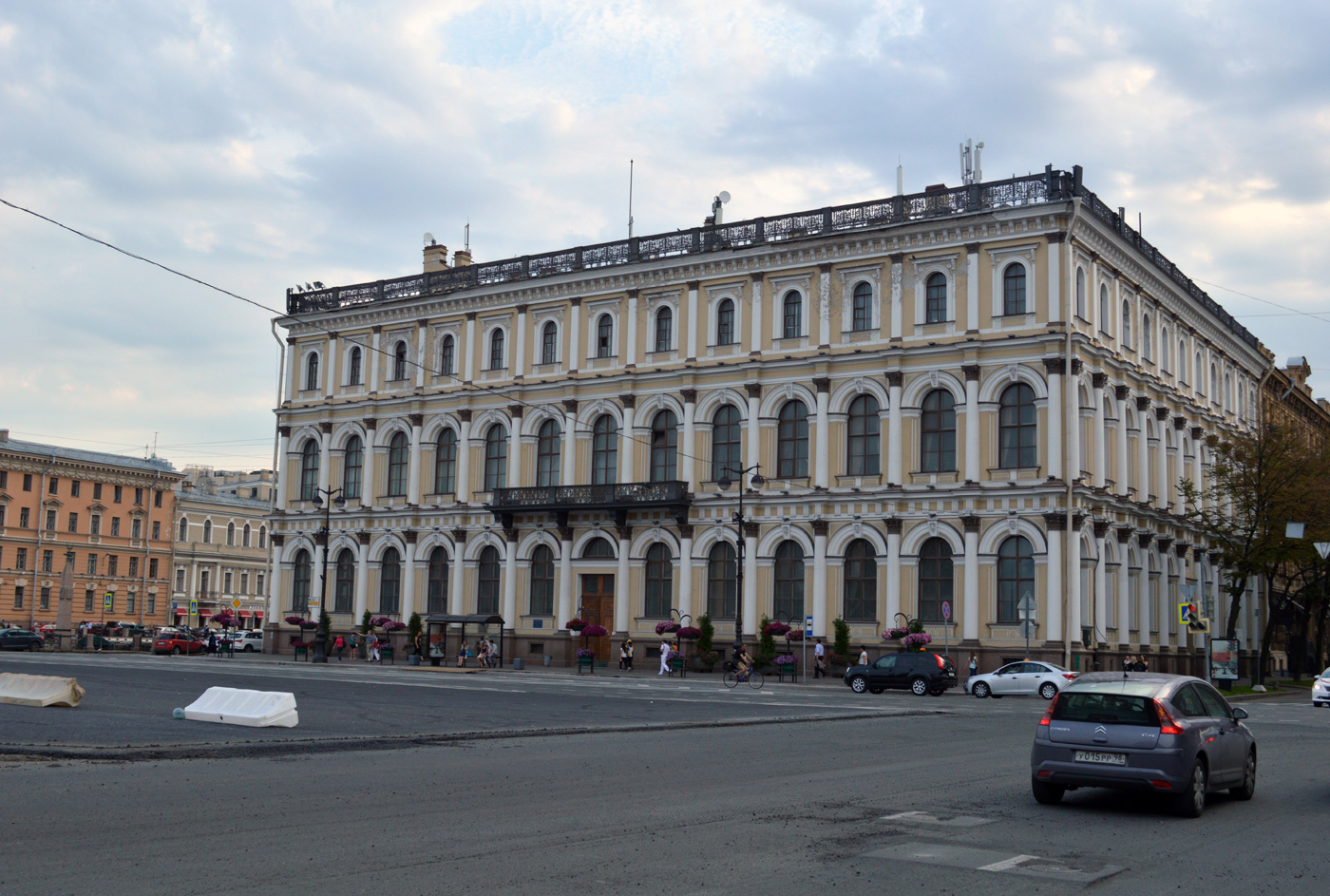 Санкт-Петербург, Набережная реки Мойки, 89 / Большая Морская улица, 44