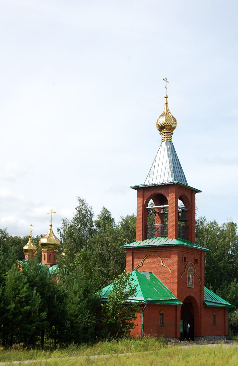 Omsky District, other localities, пос. Набережный, Монастырская улица, 12/4, Ачаирский женский монастырь Честного Креста Господня, Северные Святые врата со звонницей и надвратным храмом Анастасии Узорешительницы