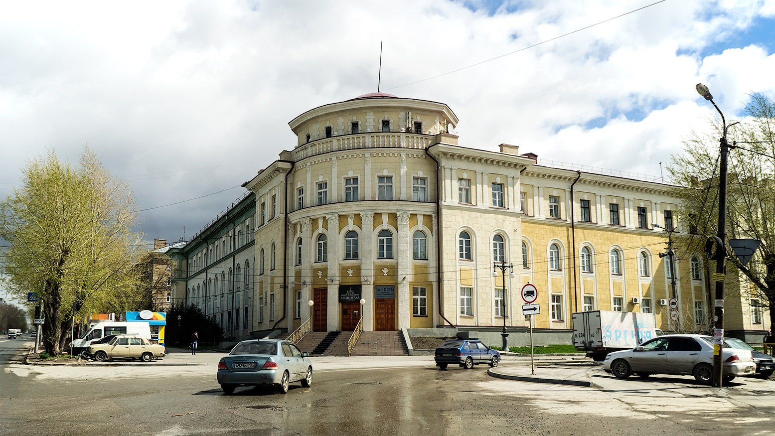 Новосибирск, Зыряновская улица, 123 / Улица Добролюбова, 12