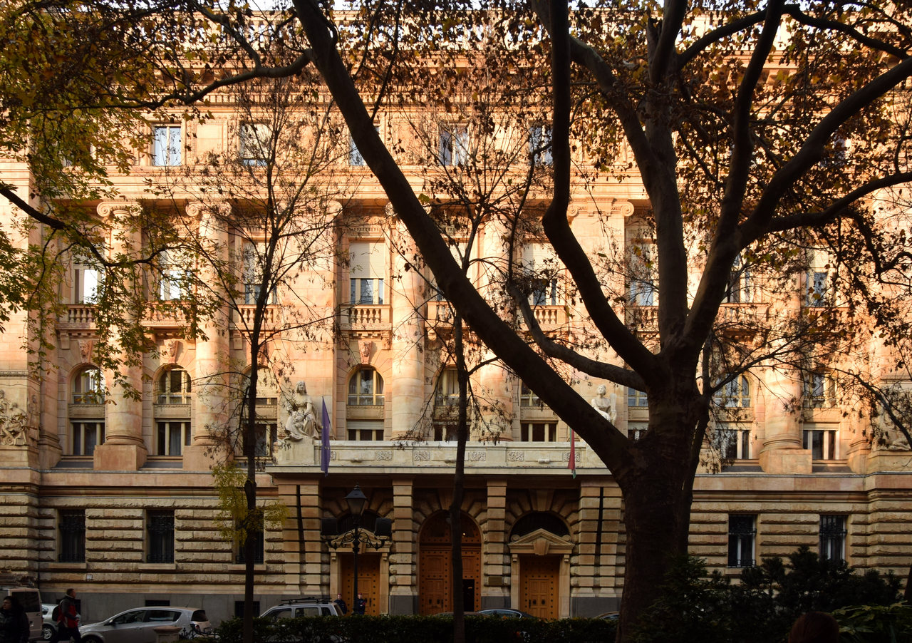 Будапешт, Szabadság tér, 8-9
