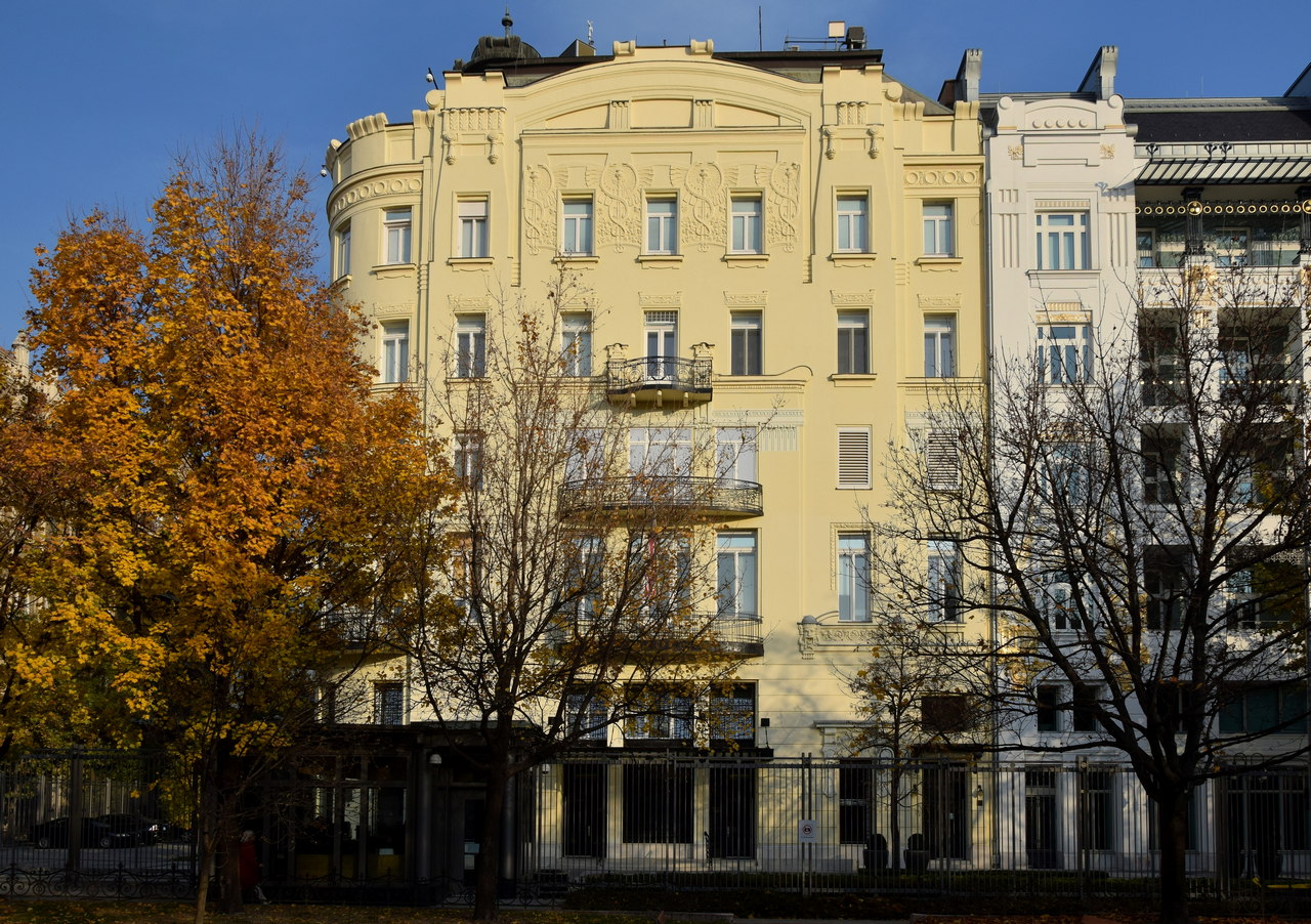 Будапешт, Szabadság tér, 12 / Perczel Mór utca, 1