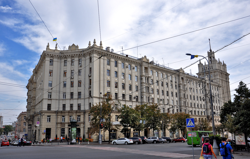 Харьков, Площадь Конституции, 2 / Проспект Героев Харькова, 2