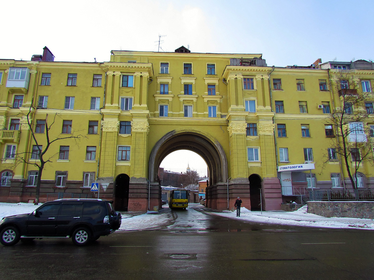 Charkow, Проспект Героев Харькова, 27 / Харьковская набережная, 1